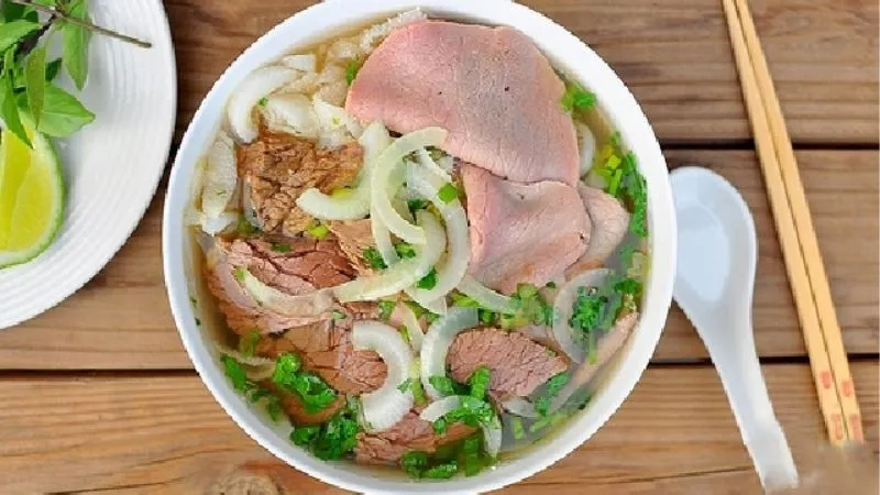 Phở nạm bò là gì? Phần thịt bò này ở đâu và cách chế biến