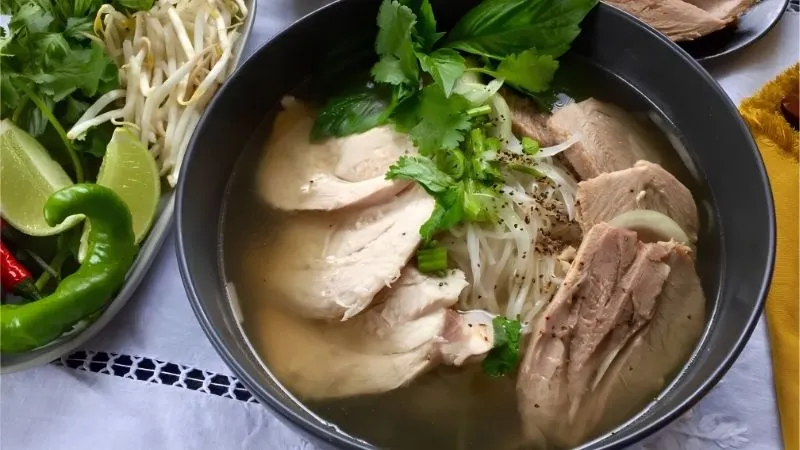 Phở Gà Tây: Biến Tấu Mùa Lễ Hội và Phở Truyền Thống