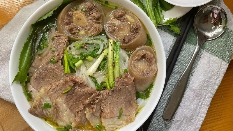 Phở đuôi bò là gì? Cách sơ chế và nấu đuôi bò mềm thơm