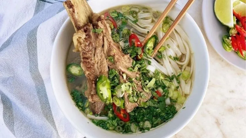 Phở sườn bò: Cách chọn và nấu sườn bò mềm ngon
